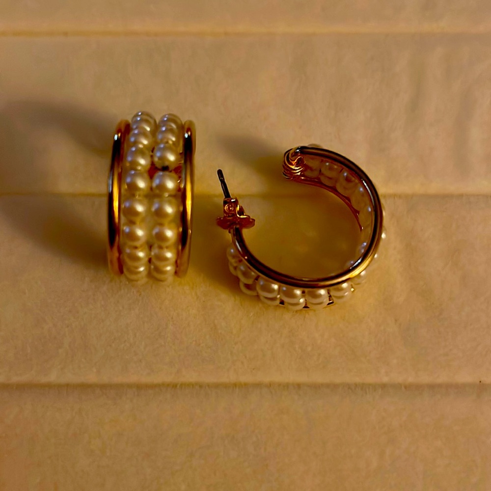 Faux pearls gold tone